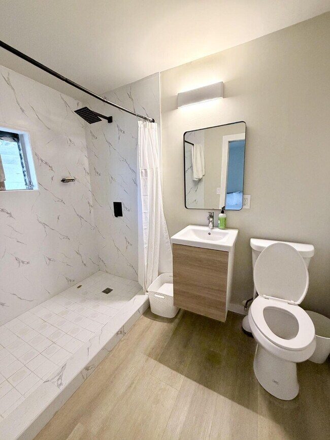 Building Photo - "Spacious 2-Bed, 2-Bath Oasis in Lake Worth Beach - Your Perfect Retreat Awaits!"