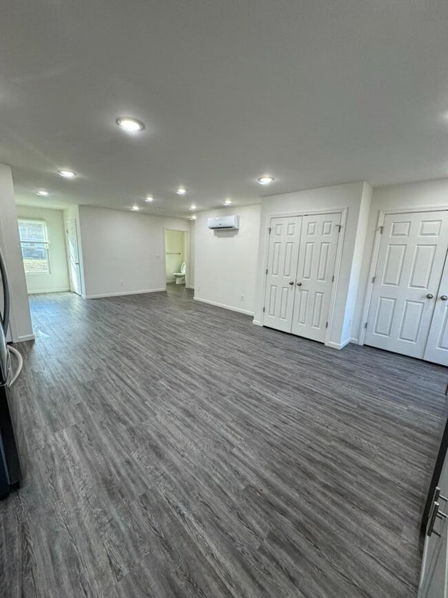 Building Photo - 618 Center St