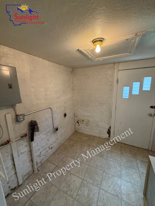 Building Photo - 2 Bed 1 Bath Single Family