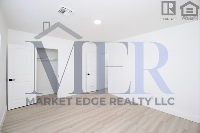 Building Photo - 4Bed/2Bath Home at Indian School/15th Ave!...