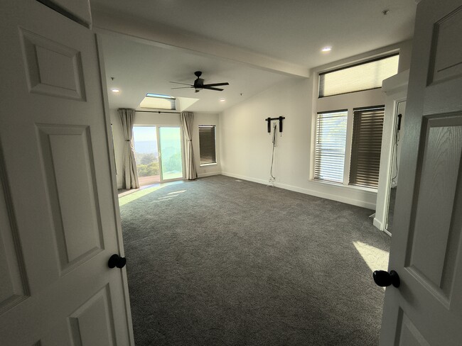 Building Photo - 2828 La Cresta Rd