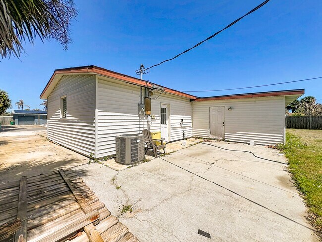 Building Photo - 122 Eden Ave