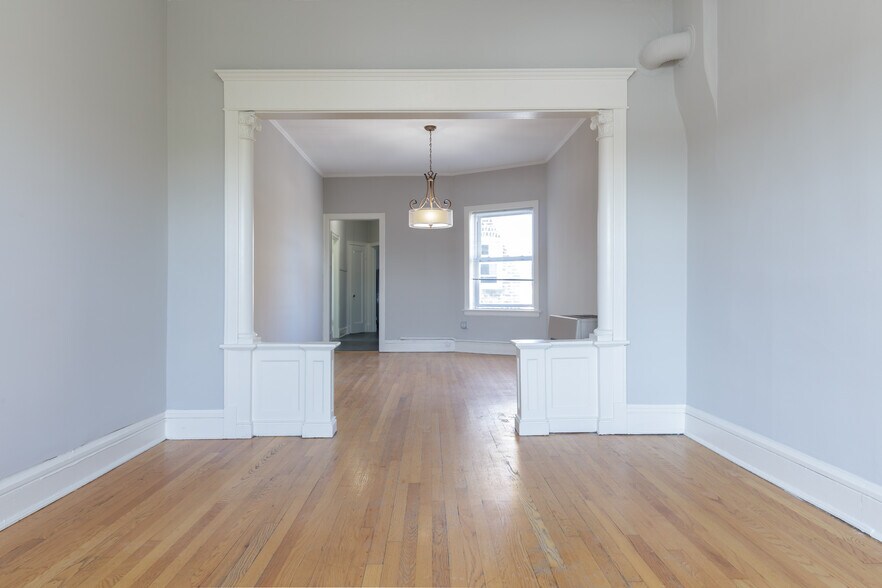 Building Photo - 4754 N Lincoln Ave