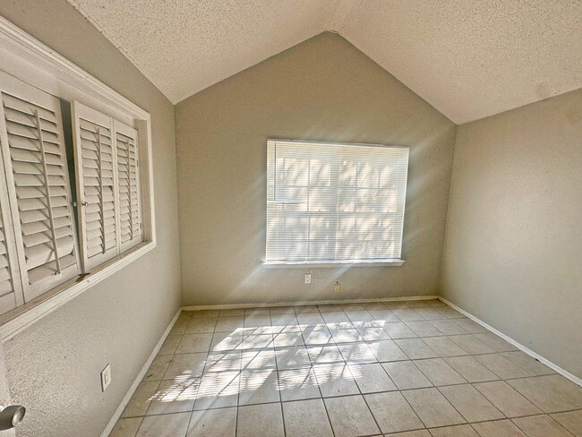 Building Photo - 7504 Oak Chase