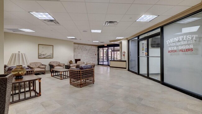 Building Photo - 2555 Collins Ave