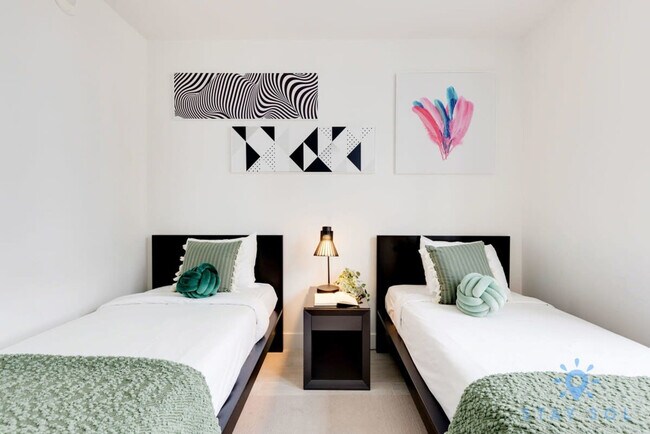 Building Photo - 4010 S Ocean Dr