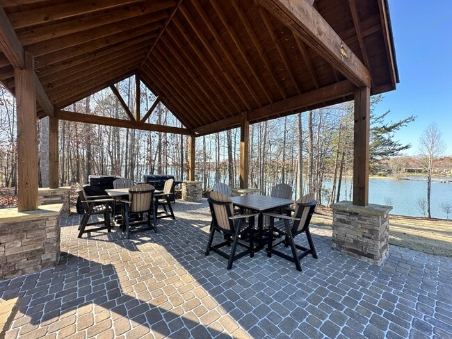 Building Photo - 145 Beacon Dr