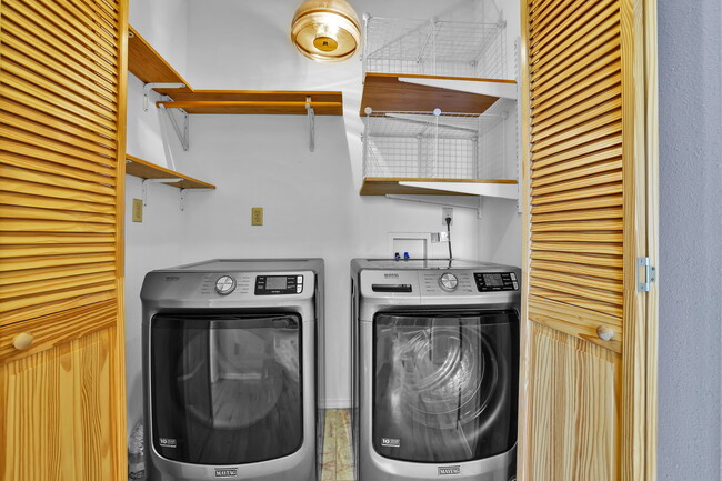 Building Photo - 6674 Chantilly Pl