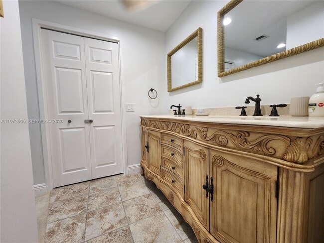 Building Photo - 3505 S Ocean Dr