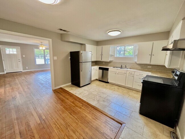 Building Photo - Pre-Leasing - 2 bed 1 bath Close to Tech!