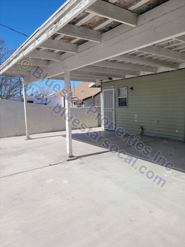 Building Photo - 15469 Hesperia Rd