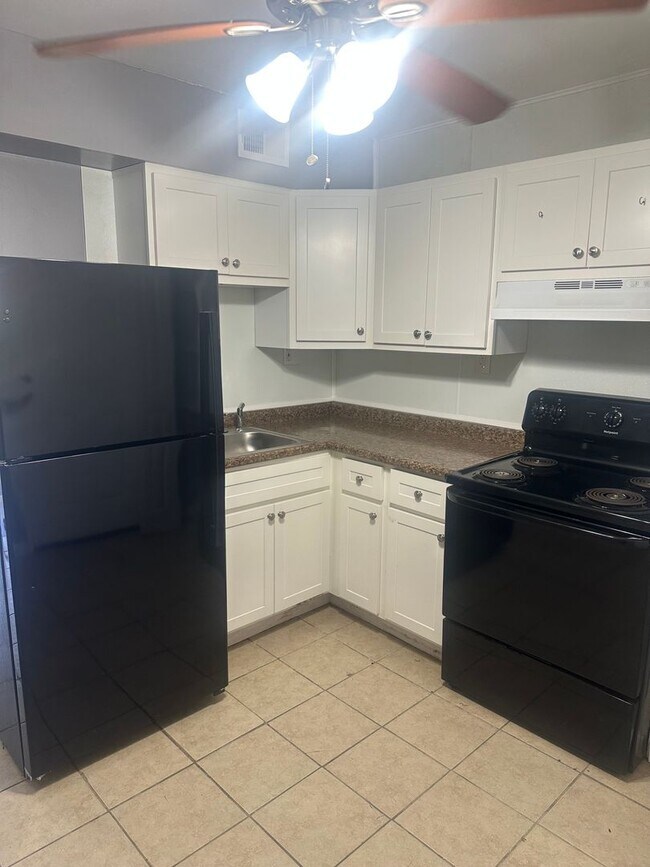 Building Photo - 1585 Leonaire Ct