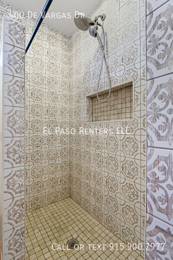 Building Photo - 400 De Vargas Dr