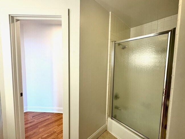 Building Photo - 2233 Victor St