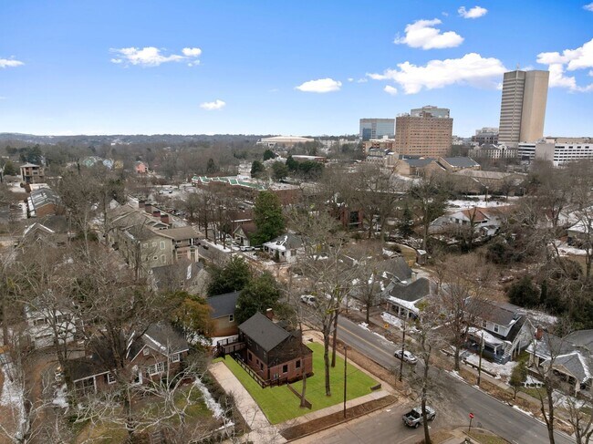 Building Photo - Heritage Historic - Unit B