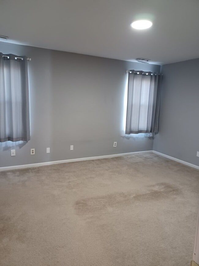 Building Photo - Spacious 3 BR townhouse in VA Beach with a garage