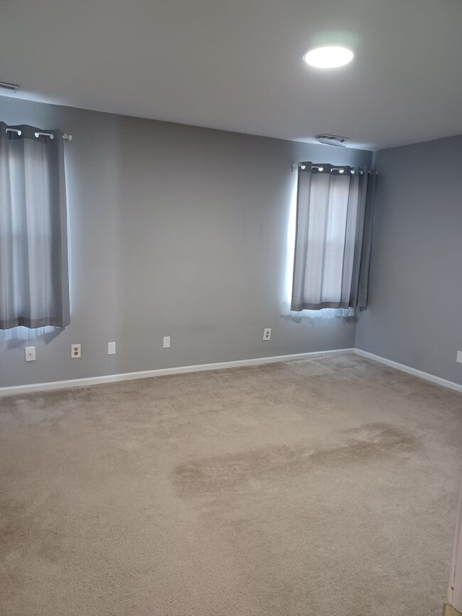 Building Photo - Spacious 3 BR townhouse in VA Beach with a...