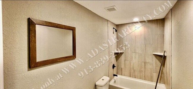 Building Photo - Nice Updated 3 Bed, 1 Bath in KCK-Availabl...