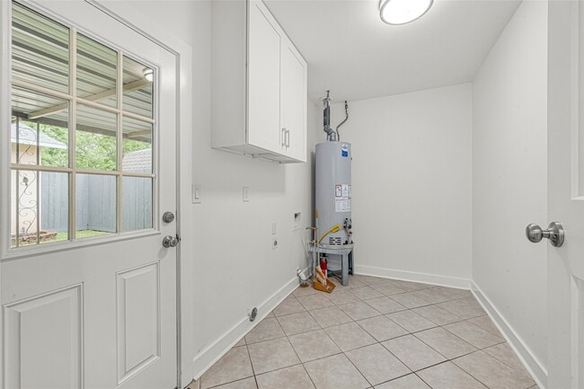 Building Photo - 501 Jerry St