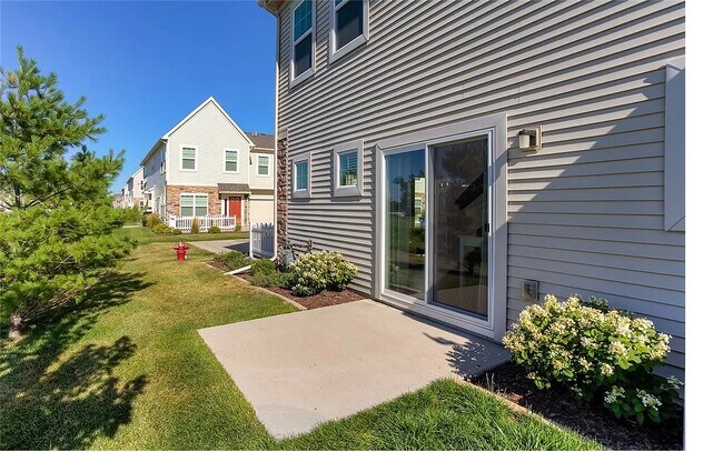 Side Patio - 3509 SE Glen Dr