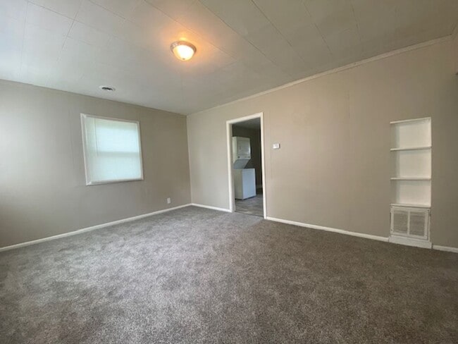 Building Photo - 2 Bed 1 Bath Available in Springfield+