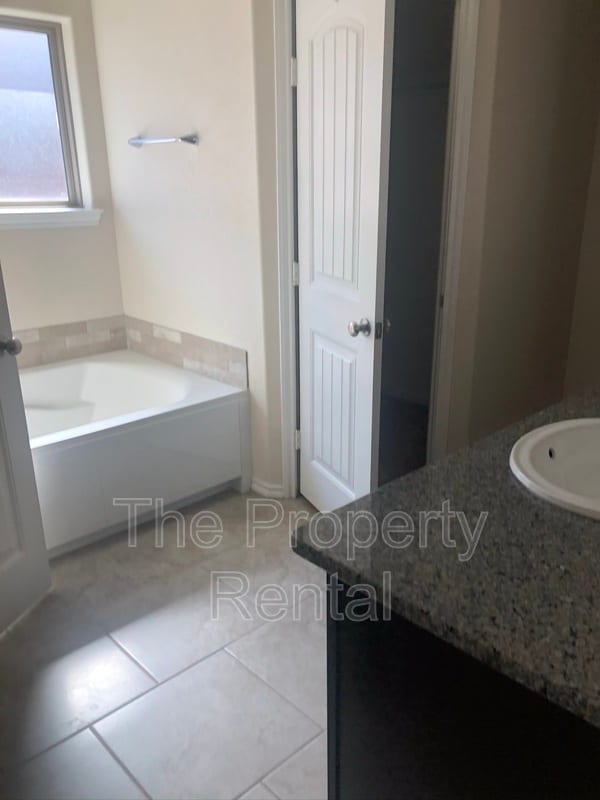 Building Photo - 1026 E 93rd St