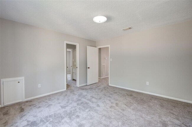 Building Photo - 11918 Glenway Dr