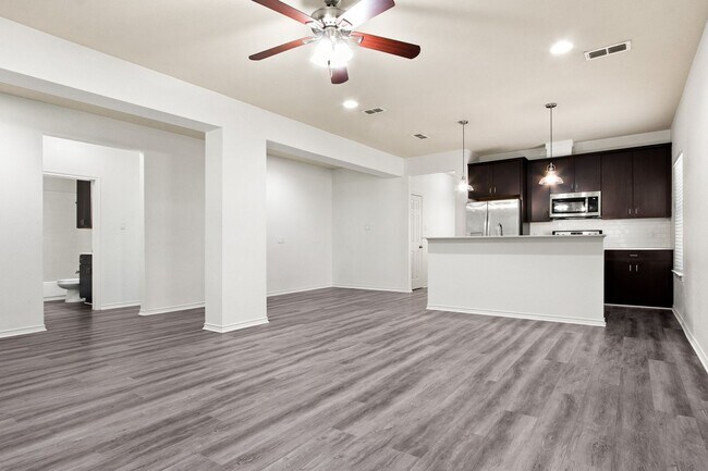 Building Photo - * MOVE IN SUMMER 07/03/2027 * 6 Bed 4 Bath...