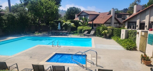 Building Photo - Fully furnished 2-bedroom, 2-bathroom town...