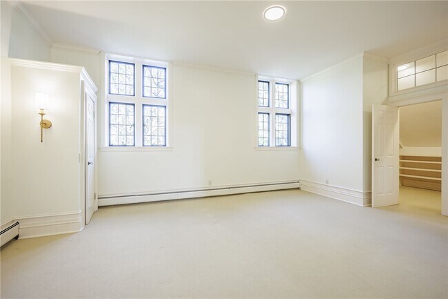 Building Photo - 901 East Ave