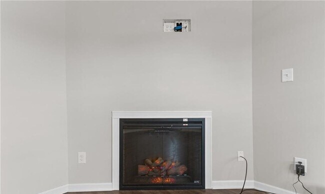 Building Photo - 1595 Rossmore Dr
