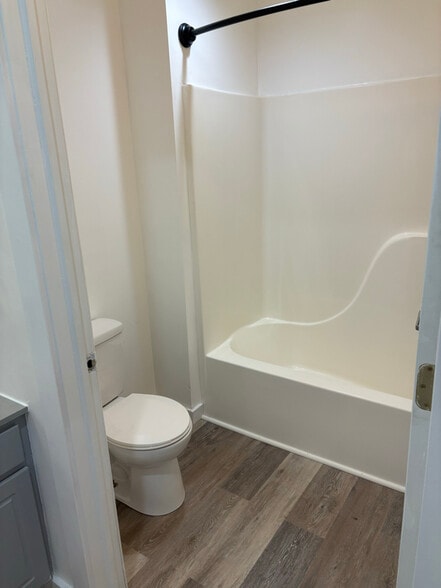 Building Photo - 150 N Main St