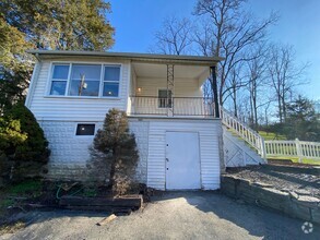 Building Photo - COLERAIN - Adorable 2+ bed 1 bath ranch on...