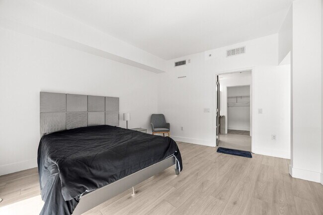 Building Photo - "Experience Urban Elegance: Spacious 2BR/2BA Condo in the Heart of Tampa!"
