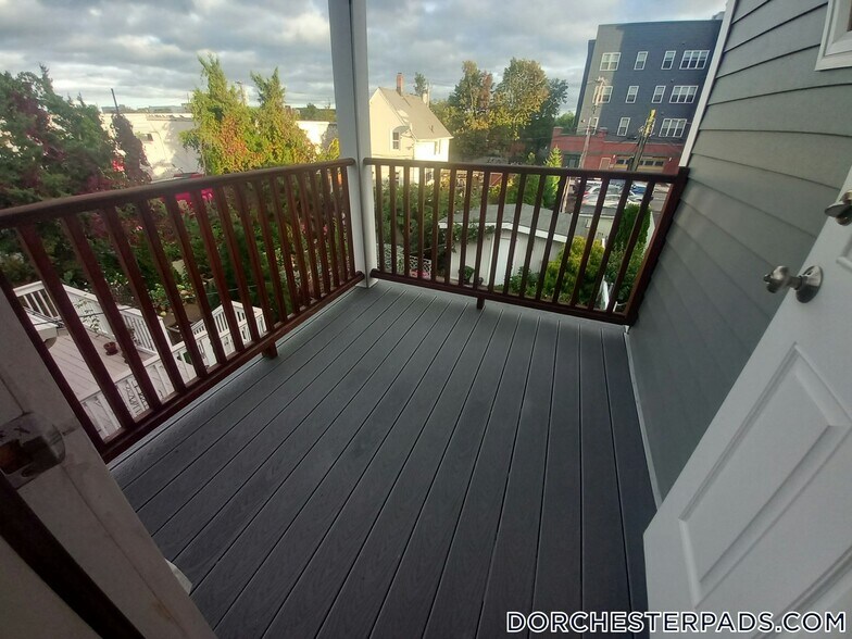 Building Photo - 127 Shirley St