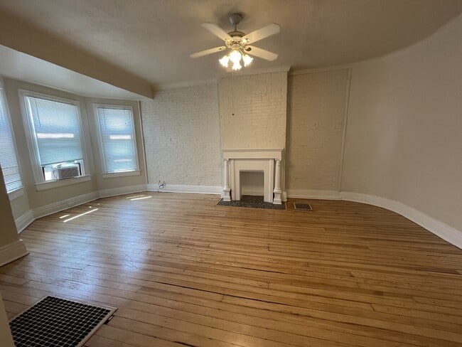 Interior Photo - Stratford 332