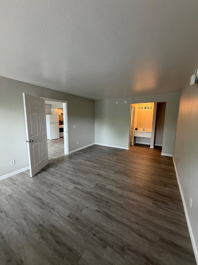Building Photo - AFFORDABLE 2BR with ALL UTILITIES