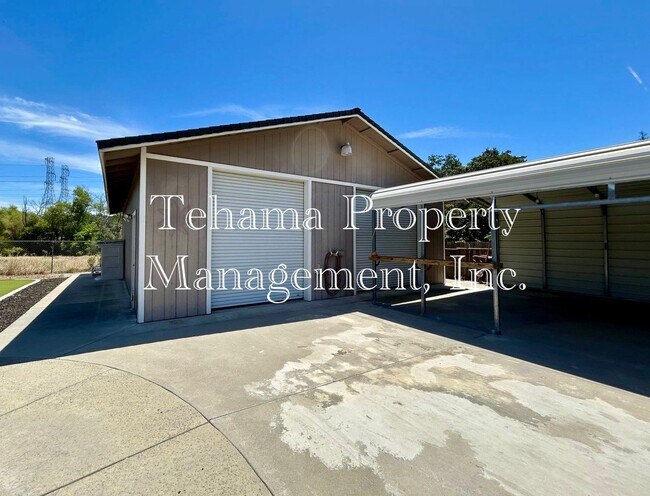 Building Photo - Executive 3 Bederoom 2 Bathroom home with in-ground pool and landscaping service included.