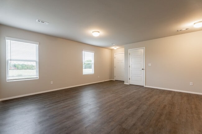 Building Photo - Like New 3-bedroom 2 bath Duplex in Lincoln!! Fenced yard!