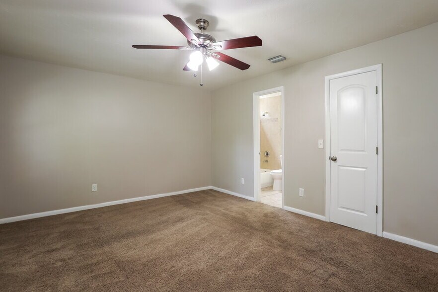 Building Photo - 3824 Tree Lake Dr