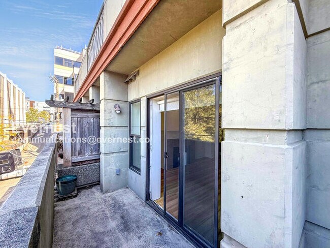 Building Photo - 133 Queen Anne Ave N