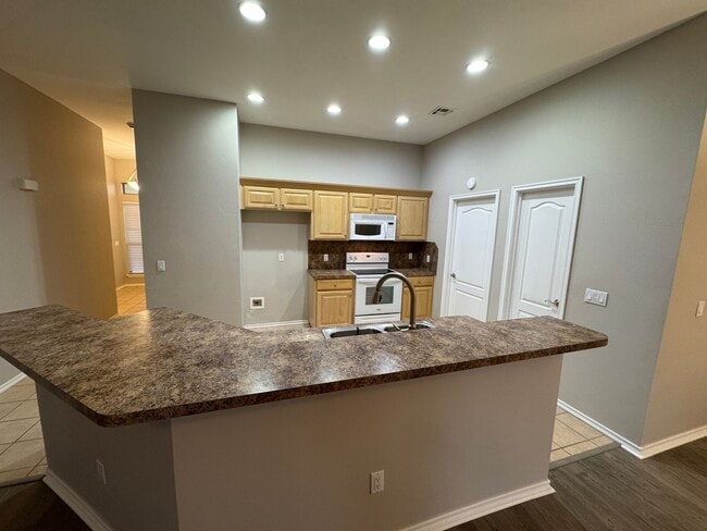 Building Photo - Charming 3 bedroom home with storm shelter in Norman! No carpet and a large pantry!