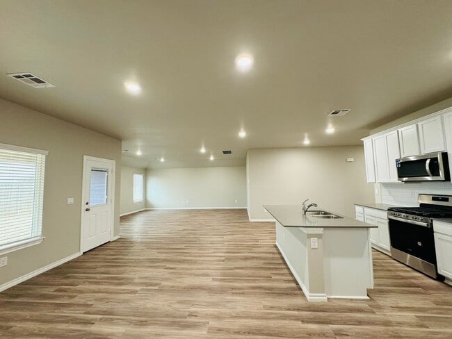 Building Photo - Deer Creek Schools + 4 Bedrooms + Newer Home in The Falling Springs Addition