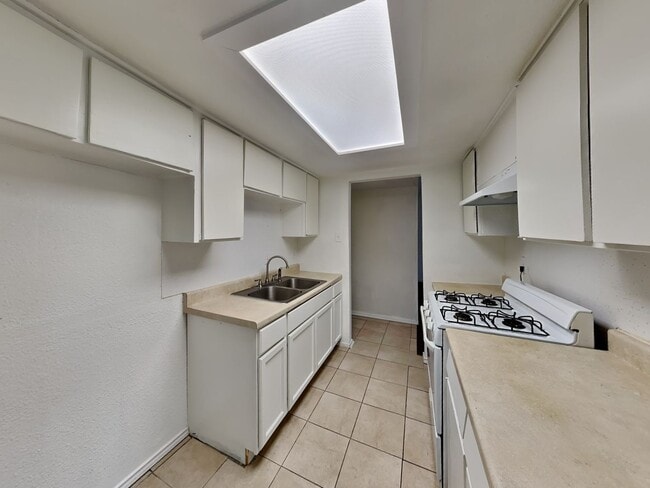 Building Photo - ADORABLE HOME IN ARLINGTON!
