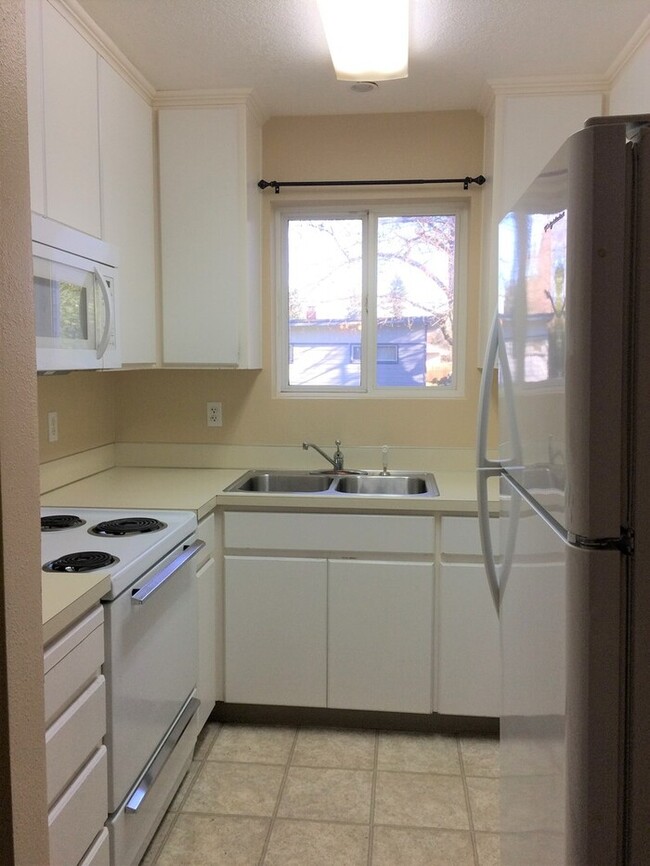 Building Photo - 2 Bedroom 1 Bath Apartment in the heart of...