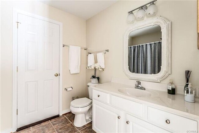 Building Photo - Beautifully maintained home in Birkdale with hardwood floors throughout 1st floor.