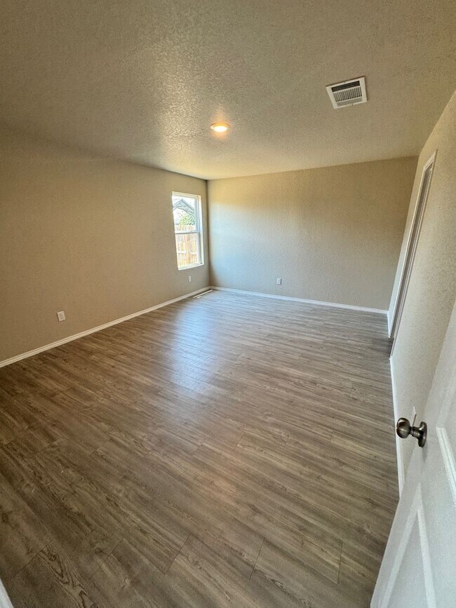 Building Photo - Move-In Ready Modern Home with Open Layout...