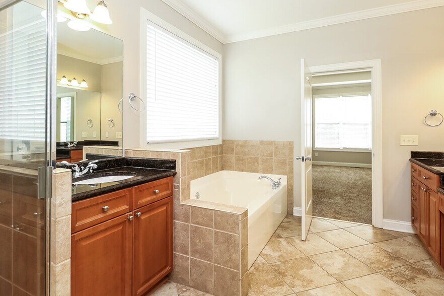 Building Photo - 8638 Castle Cliff Dr