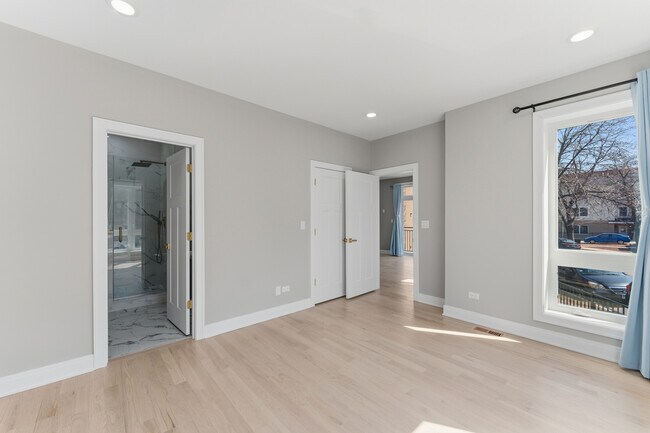 Building Photo - 7428 N Rogers Ave