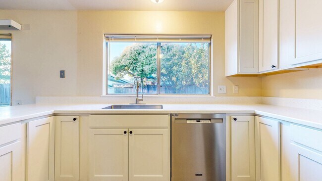 Building Photo - Bright 4 Bedroom 2 Full Bathroom Home with 2 Car Garage!